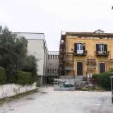 ...che ci permette di trovarci davanti all�antica villa (circondata da impalcature) che ospita le aule per le lezioni